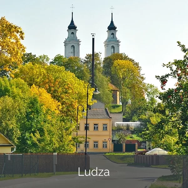 Audiogids 3 valodās. Pieejams visitludza.lv un aplikācijās izi.TRAVEL un Qwixi Tour.