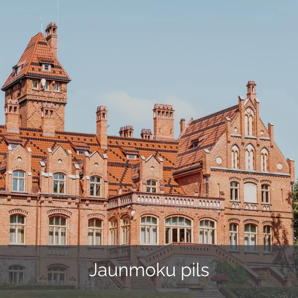 Audiogids 4 valodās. 20 audiogida ierīces. Informatīvās plāksnes pils parkā ar QR kodiem.
